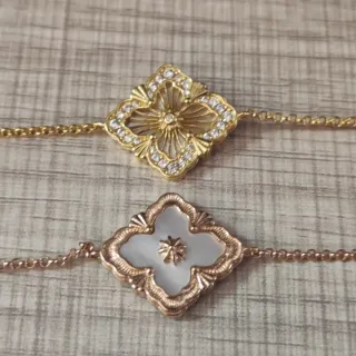 Pulseira de ouro com pingente quatrefoil pavimentada com cristais
