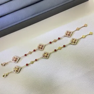 Pulsera de eslabones cuadrados de filigrana dorada y roja con centro floral de aberturas
