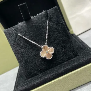 Collier pendentif en or et argent en forme de trèfle à quatre pétales avec gravure rayonnante de soleil sur les pétales
