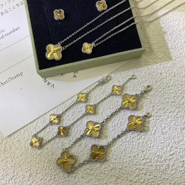 Collier centre de fleur à quatre pétales en or et argent 2