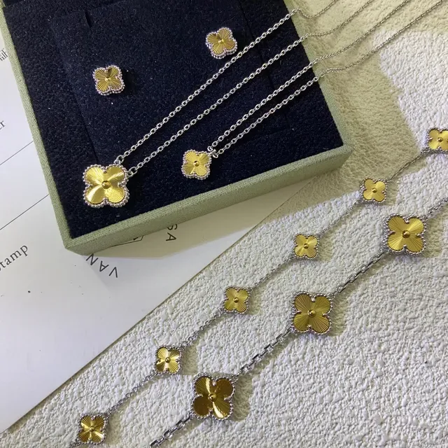 Collier centre de fleur à quatre pétales en or et argent 3