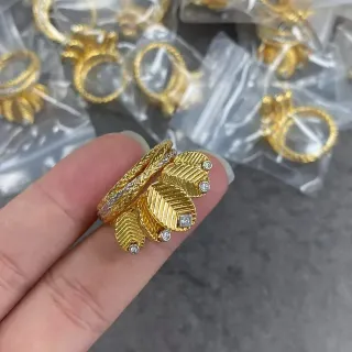 Anillo con motivo de hoja en oro y plata