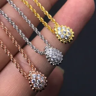 Collier avec pendentif goutte doré et argenté pavé de pierres