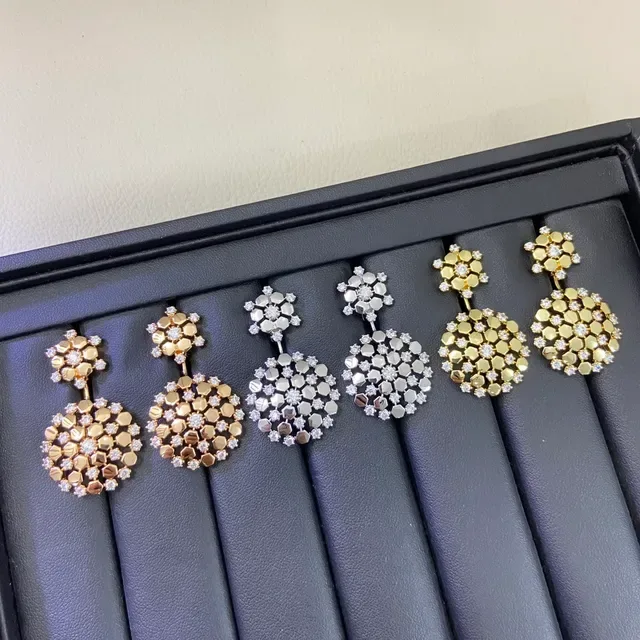 Brincos pendentes em tom dourado e prata com pavê floral 2