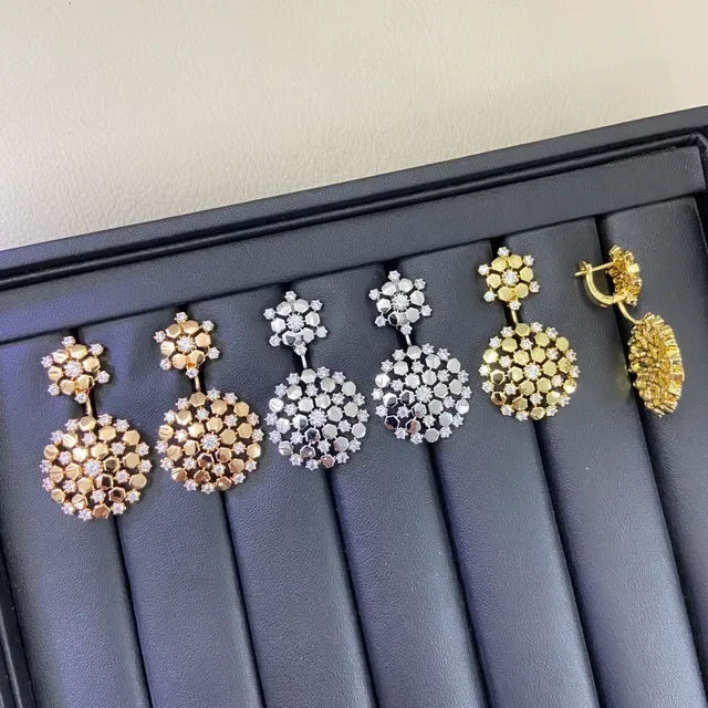 Brincos pendentes em tom dourado e prata com pavê floral 3