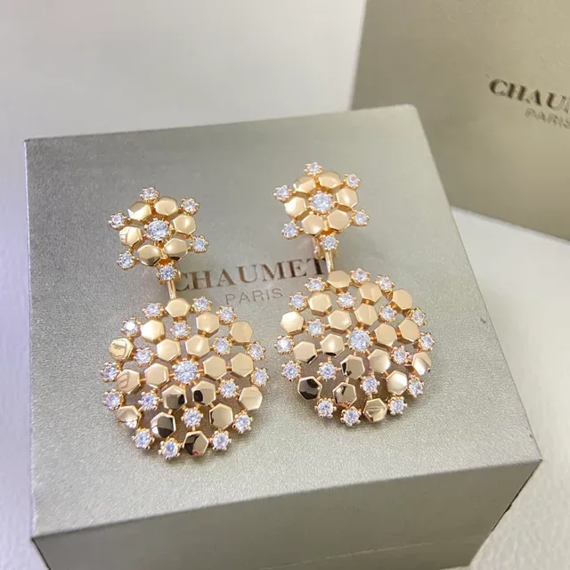 Brincos pendentes em tom dourado e prata com pavê floral 5