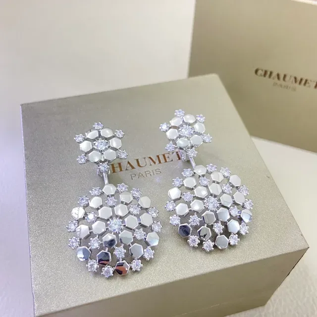 Brincos pendentes em tom dourado e prata com pavê floral 6