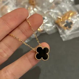 金色调串珠镶边黑色四叶草吊坠项链