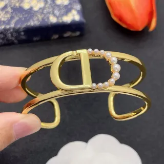 Gold-Tone D-Motif Pearl-Embellished Open Cuff pulsera