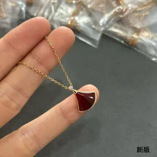 金色扇形红色宝石吊坠项链