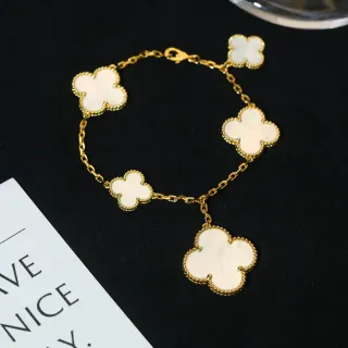 Pulsera de tono dorado con cinco tréboles de la suerte