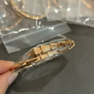 Brazalete de eslabones geométricos facetados en tono dorado