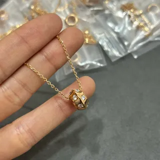 Colar com pingante de pedra pavé-set geométrica em tom dourado