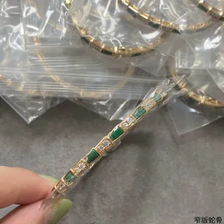 Brazalete de tono dorado con malacita y cristal engastado en canal