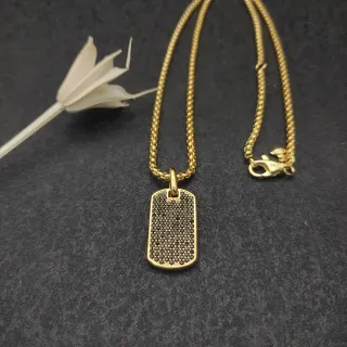 Collar con colgante de placa de perro en tono dorado pavé de piedras negras