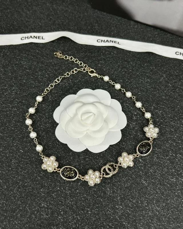 Gold-Tone Pearl and Resin Cabochon Cluster Necklace 8