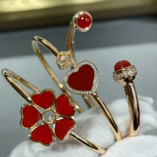 Braceletes de Banda Abertos em Tom de Ouro com Esmalte Vermelho e Motivo de Coração