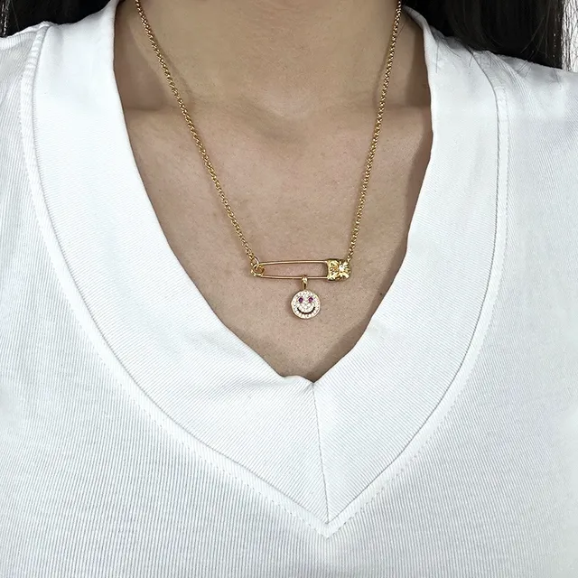Colliers pendentifs ton doré avec épingle de sécurité et visage souriant 2
