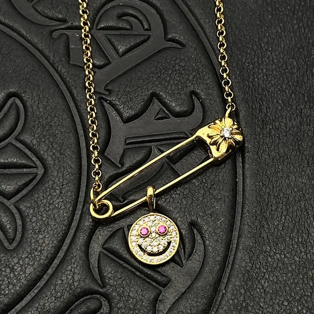 Colliers pendentifs ton doré avec épingle de sécurité et visage souriant 3