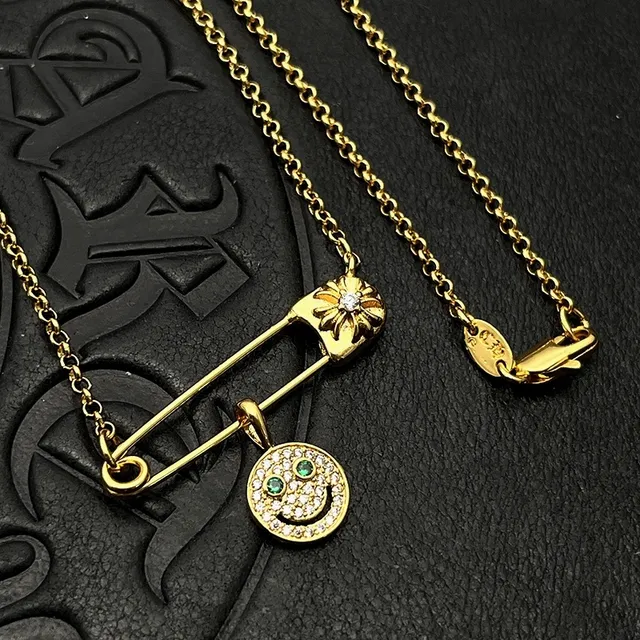 Colliers pendentifs ton doré avec épingle de sécurité et visage souriant 4