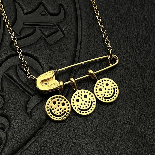 Colliers pendentifs ton doré avec épingle de sécurité et visage souriant 5