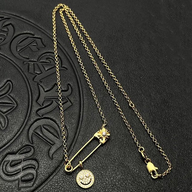 Colliers pendentifs ton doré avec épingle de sécurité et visage souriant 6