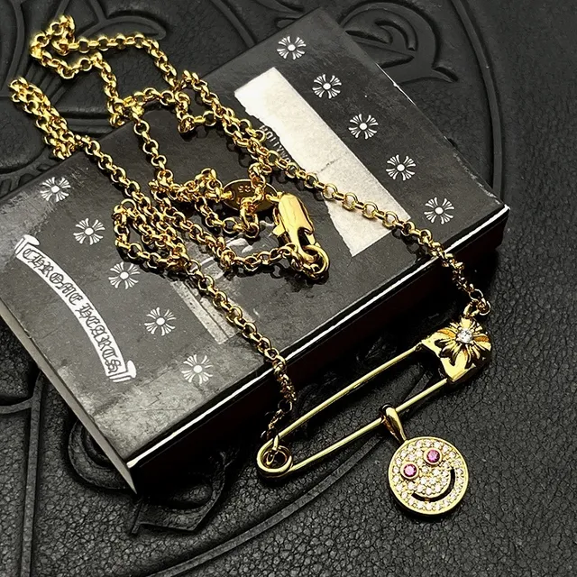 Colliers pendentifs ton doré avec épingle de sécurité et visage souriant 7