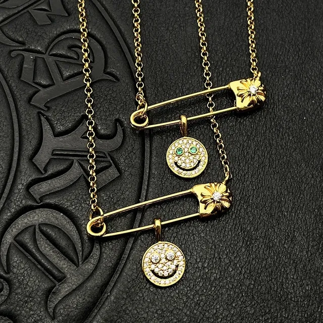Colliers pendentifs ton doré avec épingle de sécurité et visage souriant 8