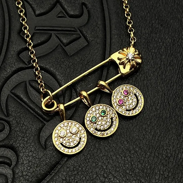 Colliers pendentifs ton doré avec épingle de sécurité et visage souriant 9