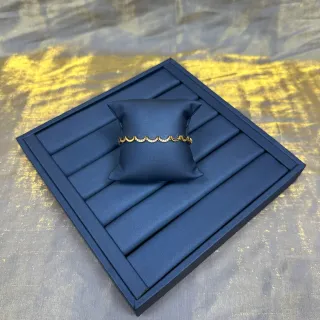 Pulsera de tono dorado pavé con bordes onduladas