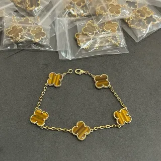 Pulsera con motivo de trébol ojo de tigre tono dorado