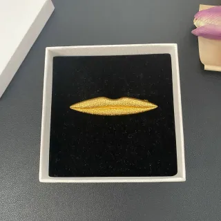 Gold-Toned Lip-Shaped Textured Brooch