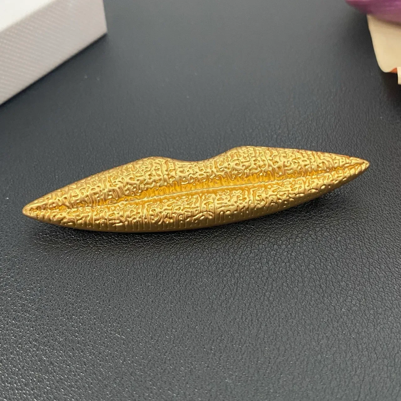 Gold-Toned Lip-Shaped Textured Brooch 3