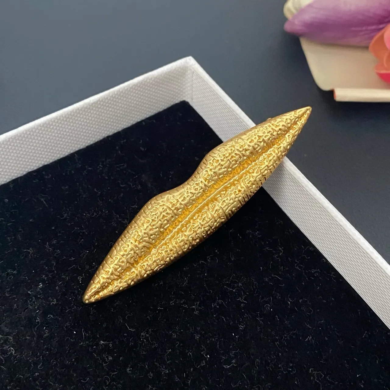 Gold-Toned Lip-Shaped Textured Brooch 6