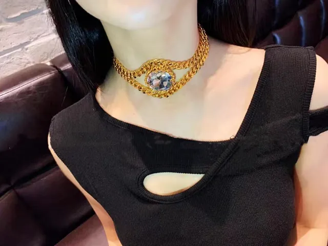 Collier chaîne Curb dorée transparente chunky avec centre de cristal facetté 3