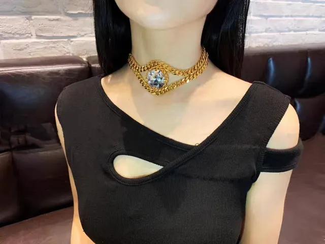 Collier chaîne Curb dorée transparente chunky avec centre de cristal facetté 4