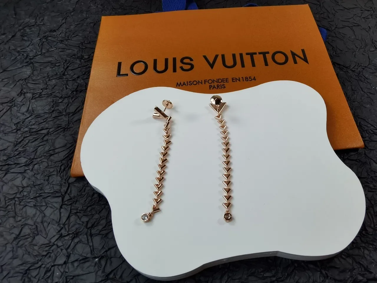 Gold Transparent Geometric V-Link Chain Dangling Drop Earrings 3