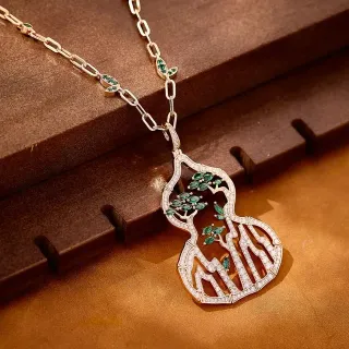 Collar con colgante pavé gema verde en forma de calabaza