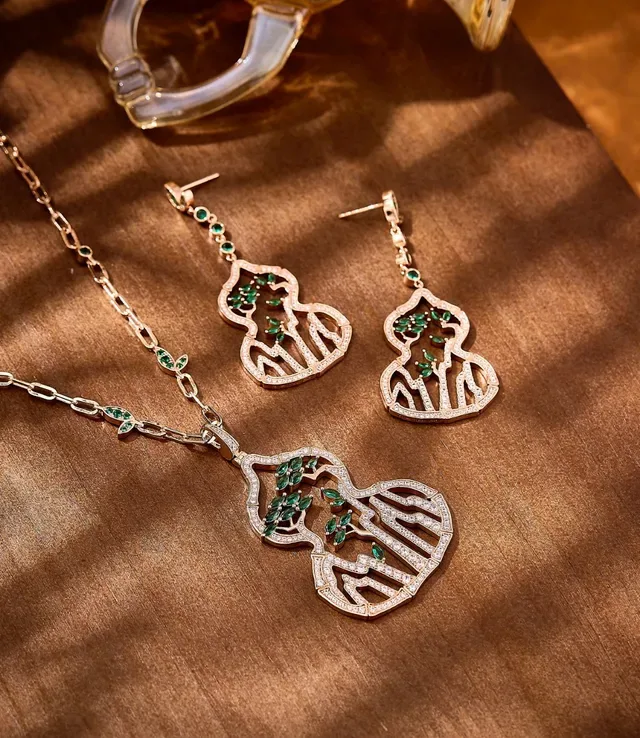 Gourd-Shaped Pavé and Green Gem Pendant Necklace 4