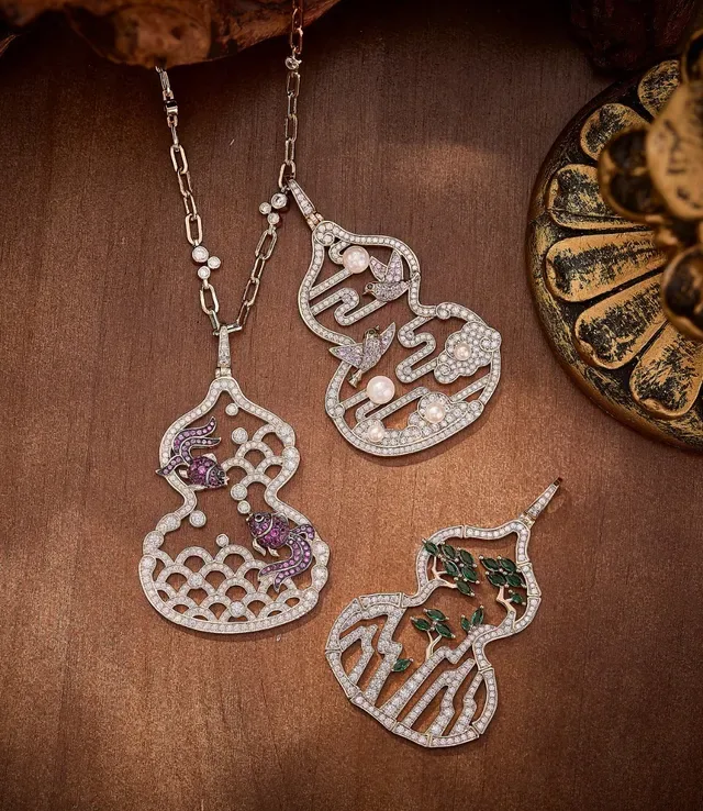 Gourd-Shaped Pavé and Green Gem Pendant Necklace 5