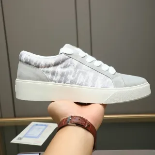 Zapatilla Lifestyle de Plataforma con Estampado Gris y Blanco