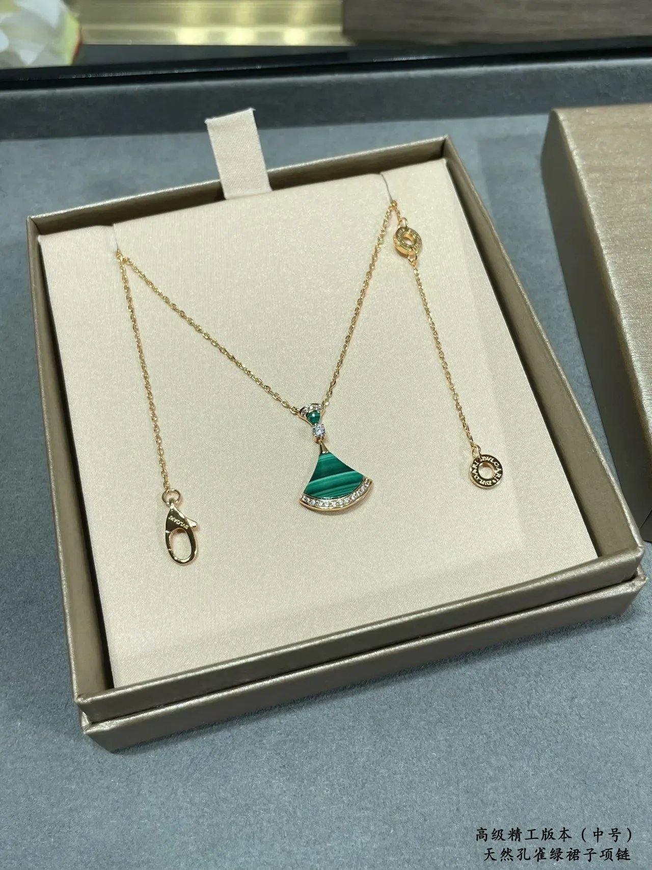 Green Gold Fan-Shaped Pendant Malachite Stone Necklace 3