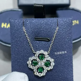 Colar com pingente de forma de trevo floral verde e prata com gemas de corte pera