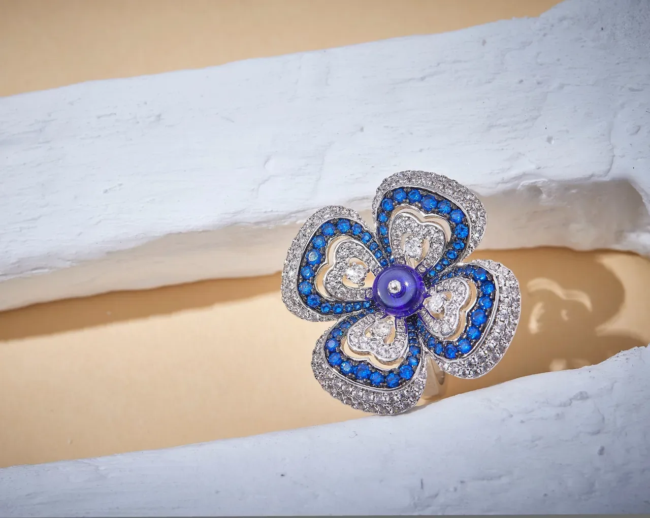 Green White Floral Motif Pavé-Set Ring 3