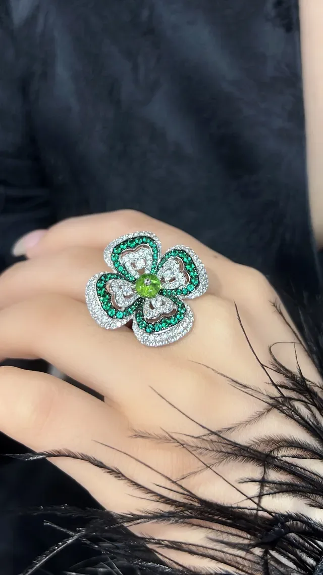 Green White Floral Motif Pavé-Set Ring 5