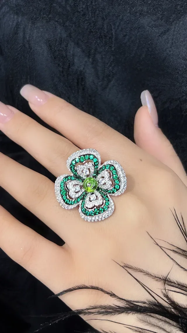 Green White Floral Motif Pavé-Set Ring 8