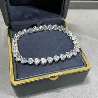 Pulsera con forma de corazón de doble fila en tono plateado con cristales