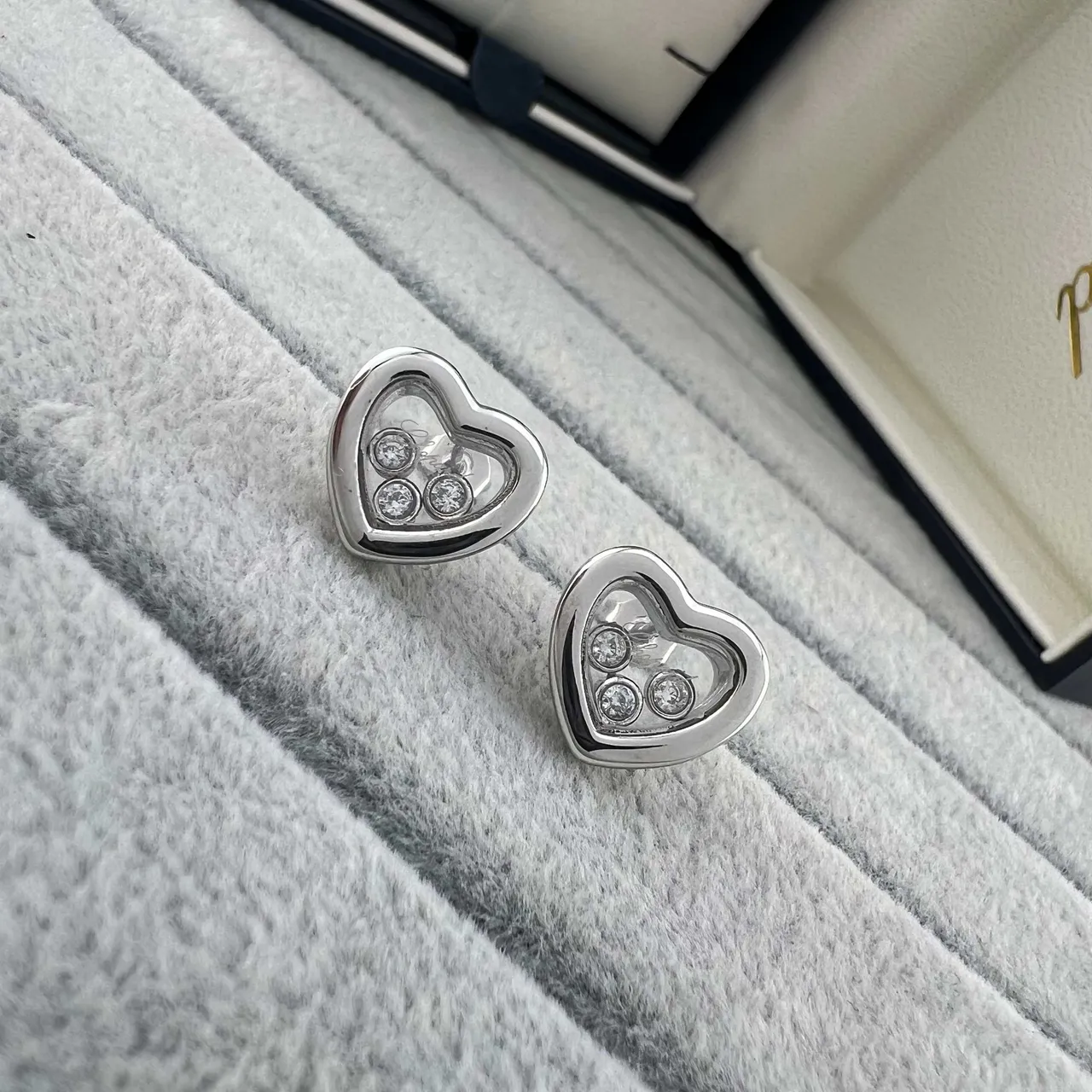 Heart-Shaped Open-Frame Three-Stone Stud Earrings 3