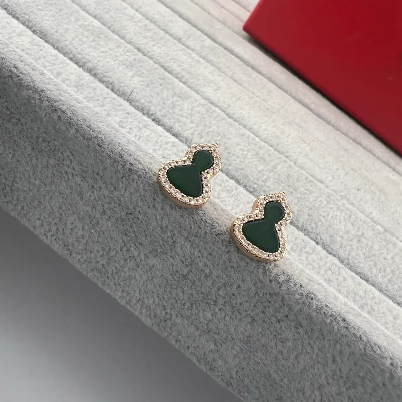 Heart-Shaped Pavé-Bordered Inlaid Stud Earrings 3