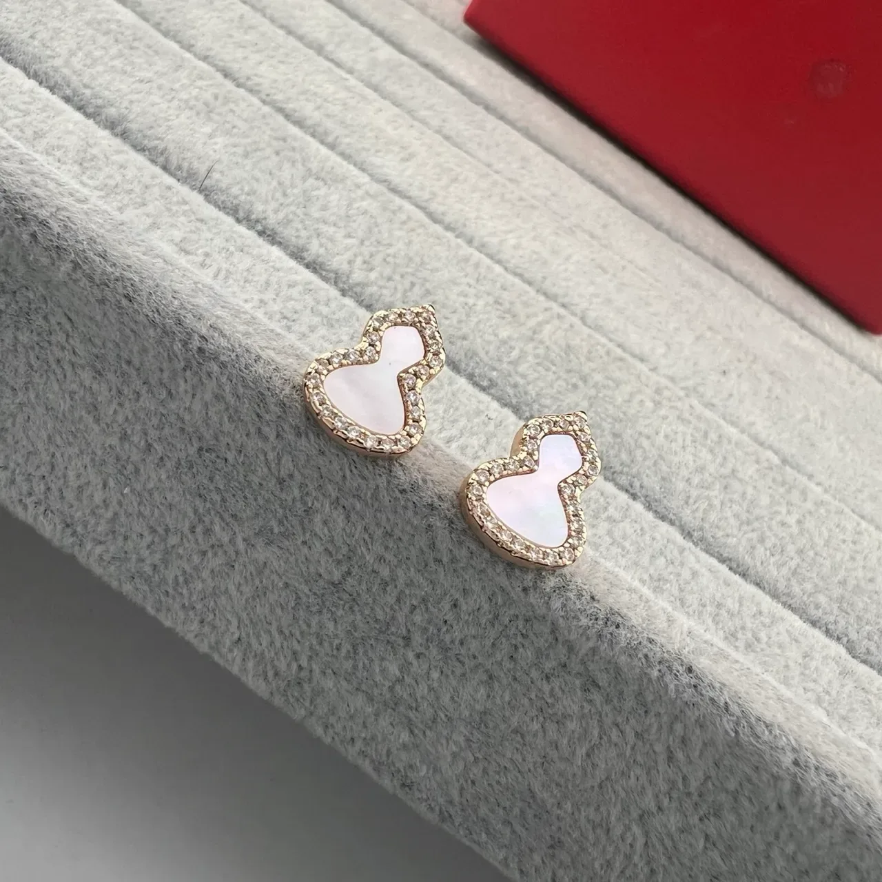 Heart-Shaped Pavé-Bordered Inlaid Stud Earrings 4